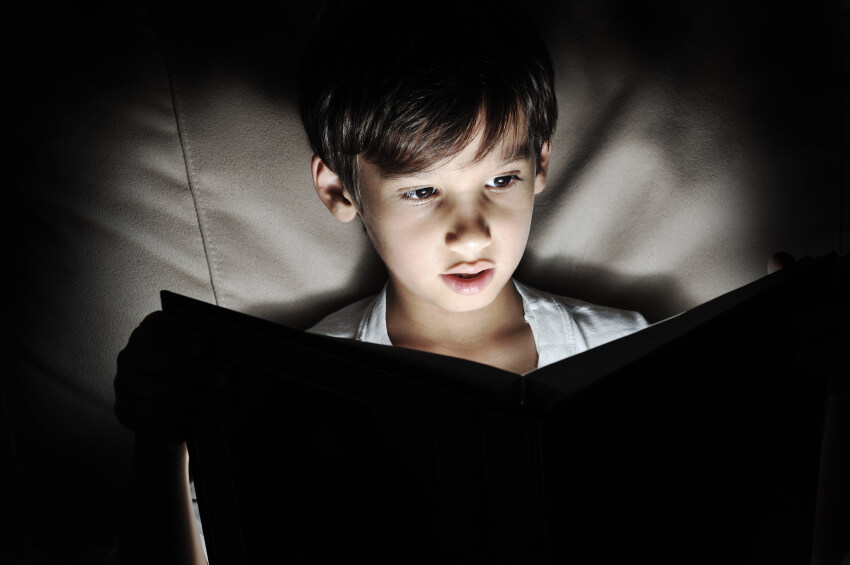 Intakt Læge Folde Why Reading in Low Light Can Harm Your Eyesight
